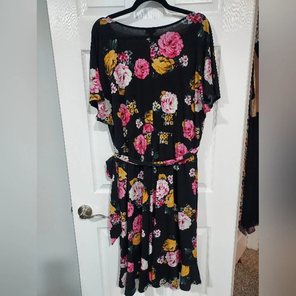 Torrid Black Fancy Flow Floral Mini Stretch Crepe Wrap Dress in Size 2 - Picture 10 of 12
